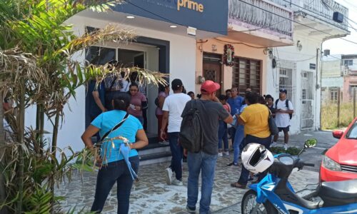 Jovenes bloquean calle pues se niegan a devolverles dinero tras cancelación de concierto de Danna Paola