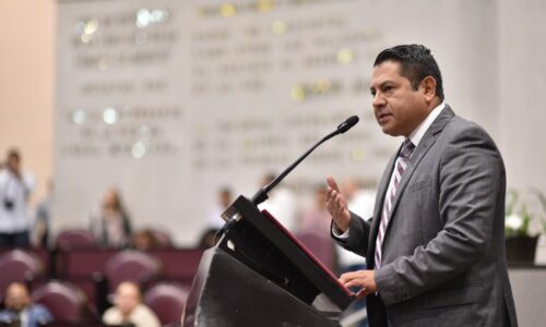 Reconoce diputado Luis Arturo Santiago labor de maestras y maestros.