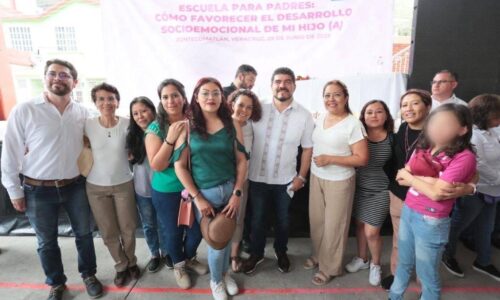 Zenyazen Escobar promueve educación emocional entre madres y padres de familia