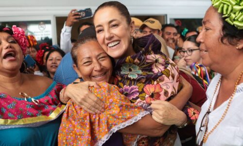 Al ritmo de la alegre batucada, simpatizantes le dan la bienvenida a Claudia Sheinbaum en Tuxtla Gutiérrez