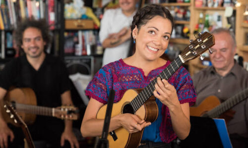 Los mejores Tiny Desks en español de para celebrar el mes de la herencia latina