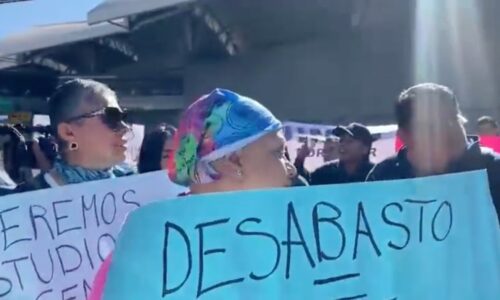 Pacientes con cáncer cierran acceso a la terminal 1 del AICM en demanda de tratamientos