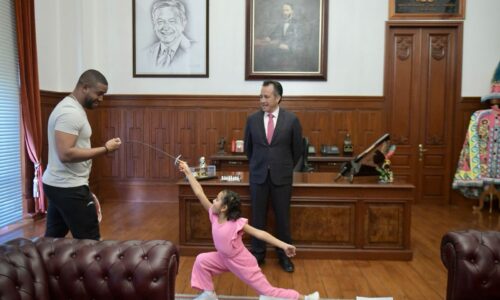 Saluda Gobernador a menor que ya es campeona en esgrima