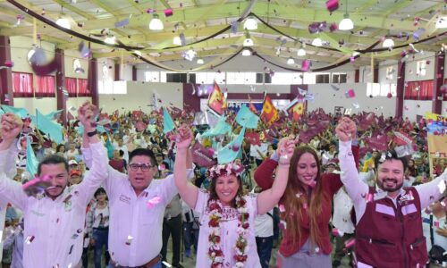 En unidad, Tello, Huerta y Zenyazen caminan con Rocío Nahle