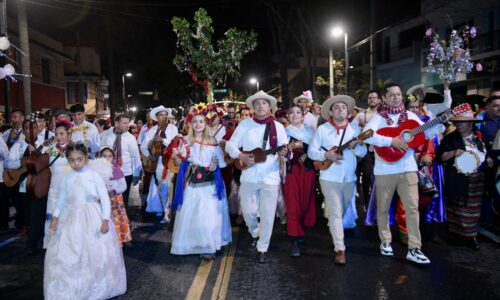 Desfile navideño de la tradicional Rama, ilumina Xalapa