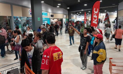 Duermen afuera de centro comercial para lograr pollo gratis durante un año