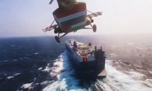 Ataque en el Mar Rojo: Rebeldes hutíes de Yemen reivindican ataques a buques de guerra y comerciales