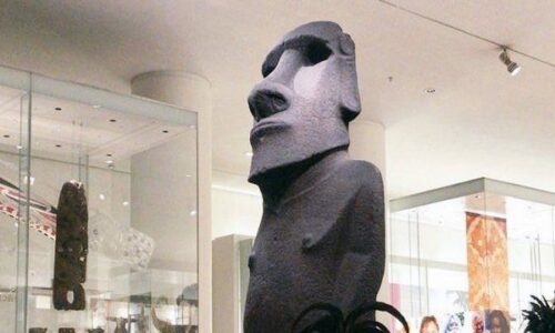 Chilenos exigen devolución del Moai y el museo británico limita comentarios