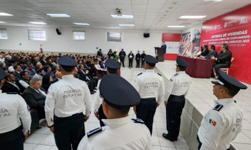 Gobierno entrega casas a familias de policías caídos; suman 111 en cinco años