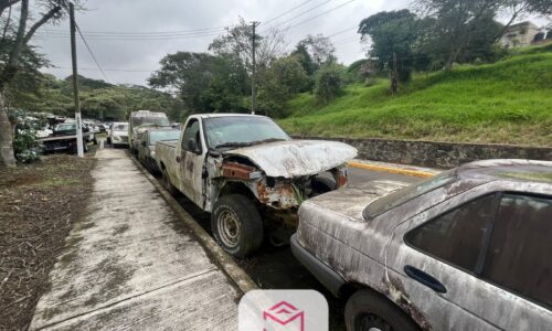 Por coches maceta de la Fiscalía, vecinos de Xalapa 2000 exigen limpieza