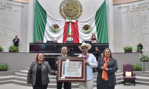 Entrega Poder Legislativo a Gilberto Gutiérrez la medalla Adolfo Ruiz Cortines