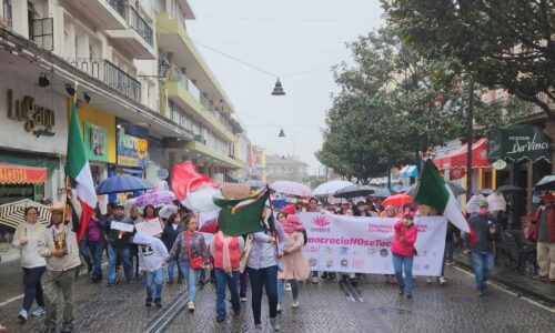Más de mil personas participan en Marcha por la Democracia en Xalapa