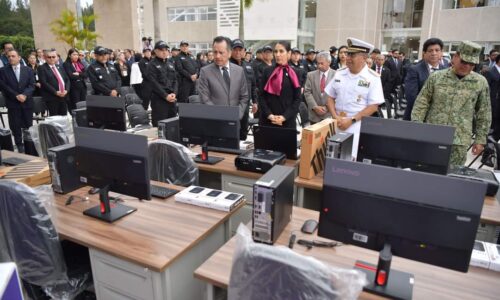 Gobernador del Estado y Fiscal General entregan vehículos, uniformes y mobiliario de oficina a la FGE