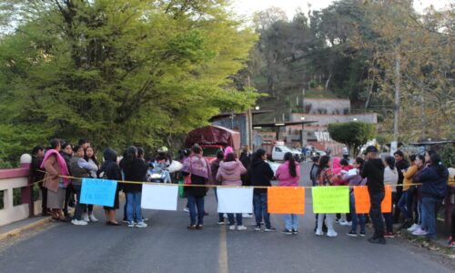 Bloquean entrada a Naolinco, por falta de maestros en telesecundaria