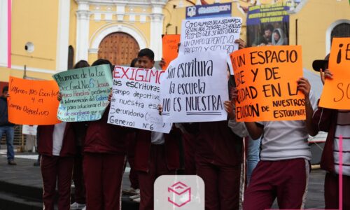Alumnos de escuela secundaria de Xalapa, piden escrituras al Gobernador del Estado