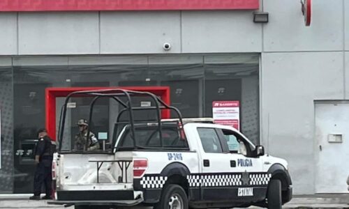 Cuentahabiente quita pistola a sus asaltantes y evita robo