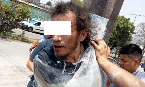 Vecinos amarran a poste a presunto ladrón en la Capital del Estado