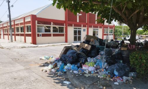 Ante problemas en recolección de basura ciudadanos tiran desecho en Palacio Municipal de Manlio Fabio Altamirano