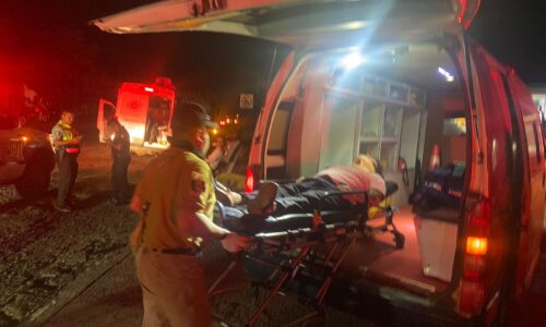 Choca ambulancia contra trailer y muere paciente que trasladaban
