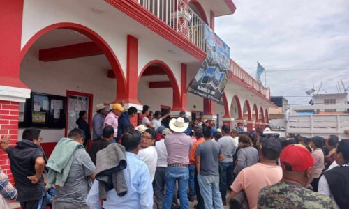 Palacio de Calcahualco es tomado por ciudadanos