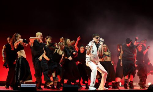 Peso Pluma triunfa en Coachella con su representación del regional mexicano