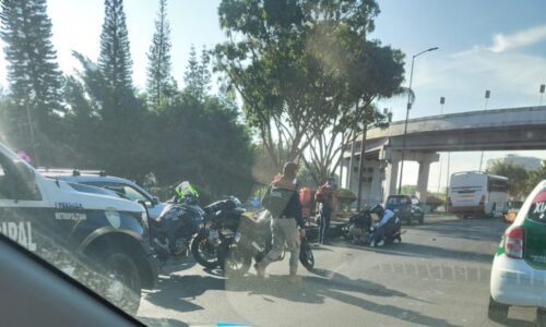 Falta de señalización provoca accidente y congestión vial