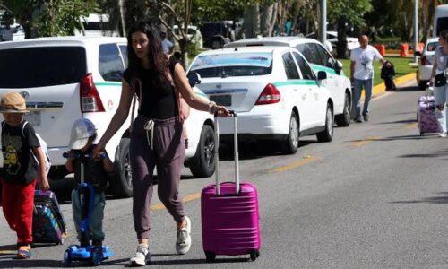 Turista denuncia cobro exorbitante de taxi en Cancún