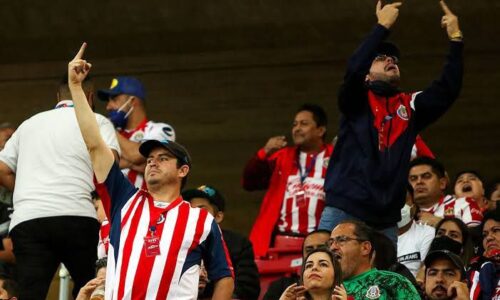 Sancionan al grupo de porra de las Chivas tras actos de violencia