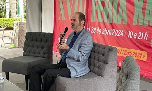 Pérdida de lenguas originarias es lamentable, afirma Juan Villoro