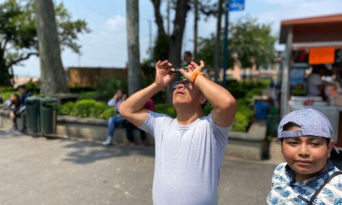Xalapeños ven segundo eclipse de sol en su vida con gran nostalgia