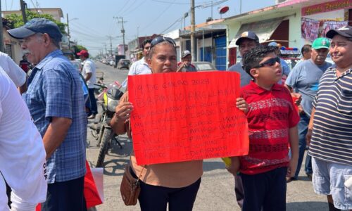 Familia de Brandon Arellano protesta en evento de Rocío Nahle en Lerdo de Tejada