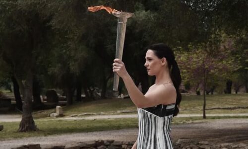 La llama olímpica de París 2024 es encendida en Olimpia, Grecia