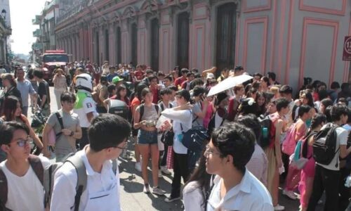 Explosión de cianuro causa desalojo de mil personas en la Prepa Juárez de Xalapa