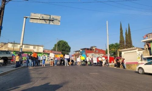 Por falta de agua, bloquean calle Hernández Castillo