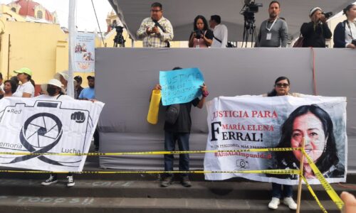 Hija de Maria Elena Ferral se manifiesta en desfile, exige atención a su caso y protección a periodistas