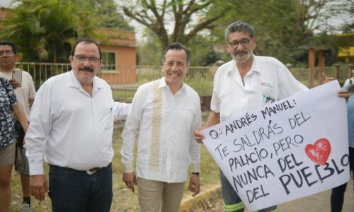 Entre porras y aplausos reciben al presidente López Obrador en el Hospital de Naranjos