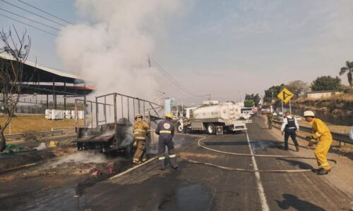 Se registra incendio frente a plaza «El Juguete» en Xalapa