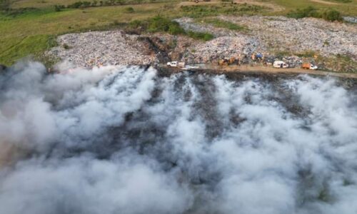 Continúan trabajos para sofocar incendio en Relleno Sanitario Tlacotalpan