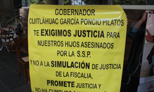Familiares de Gerson Hazael exigen justicia frente a Palacio de Gobierno de Xalapa