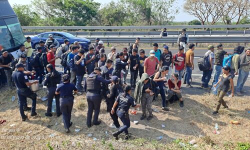 500 migrantes de Ecuador y Honduras fueron abandonados en la carretera de Cosoleacaque