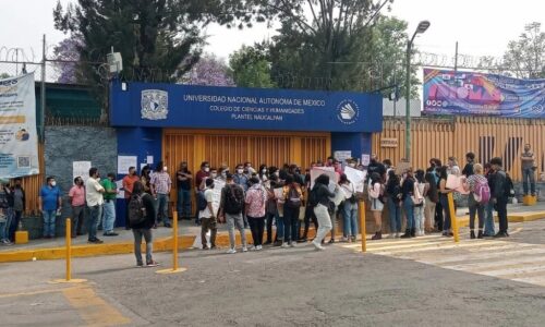 Clases en línea en el CCH Naucalpan tras ataque de porros