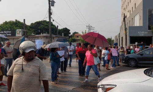Bloquean avenida Rafael Cuervo por falta de agua en 3 colonias