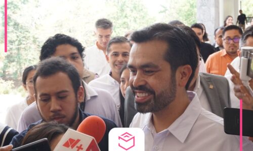 Maynez dialoga con estudiantes de la Anáhuac Xalapa