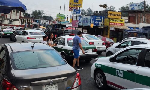 Piden vigilancia de Tránsito del Estado en zona de Las Trancas; se estacionan en lugares prohibidos
