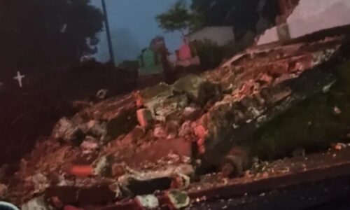 Cae barda del panteón palo verde por lluvias intensas