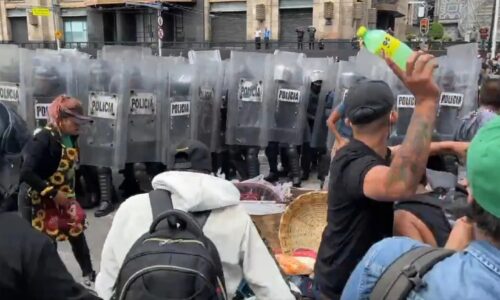 Violento enfrentamiento entre policías y comerciantes ambulantes en el centro histórico de CDMX