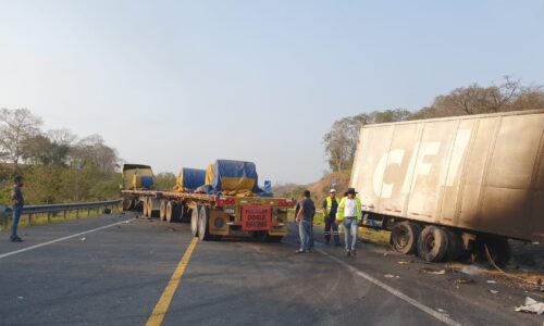 Un fallecido tras choque de tráilers en naranjos