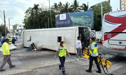 Tres personas lesionadas en volcadura de camión urbano en Boca del Río