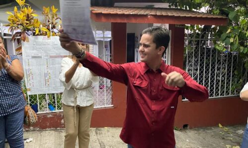 Recibe Rafa Fararoni acta de mayoría como diputado electo del Distrito XXV