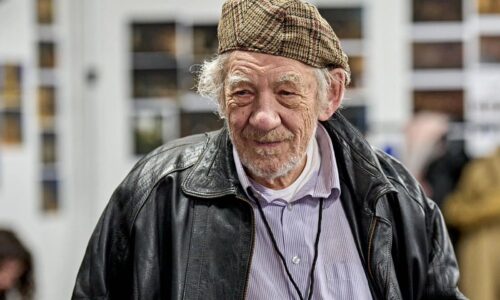 Ian McKellen hospitalizado tras caer del escenario en Londres